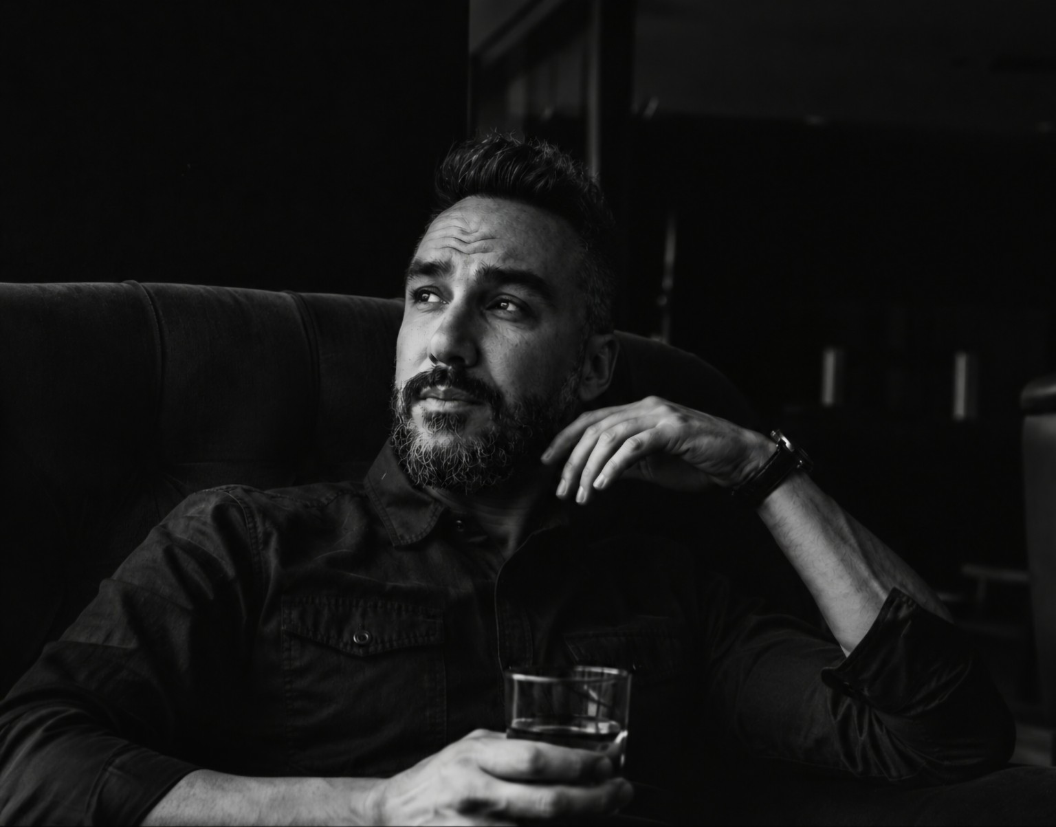 Retrato de Adrián Mangado en blanco y negro